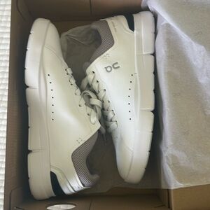 The ON  Roger Advantage Women’s size 7